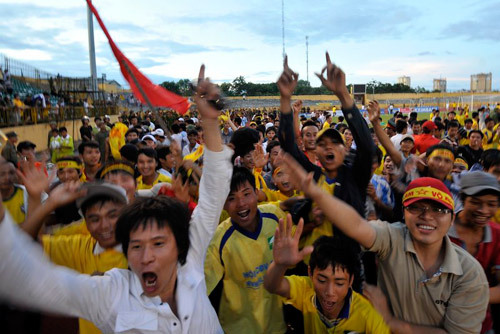 CĐV vỡ òa sau trận.