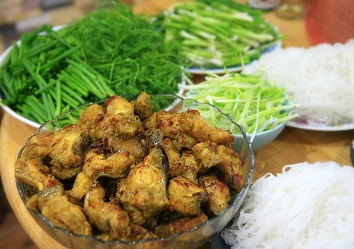 Khi hoàn thành, miếng chả cá dai, chắc, có vị đậm đà của các nguyên liệu tẩm ướp.