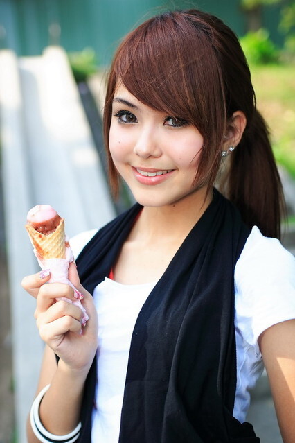 Hannah Quinlivan được yêu thích vì sở hữu gương mặt xinh xắn, dễ thương.