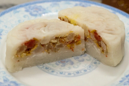 Bánh dẻo có nhiều loại nhân, trong đó mọi người thường ưa chuộng nhân thập cẩm.