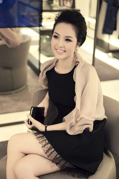 Chiếc váy đen đơn giản phối cùng chiếc khăn choàng lụa màu nude hồng đậm chất lãng mạn của thương hiệu Valentino tôn lên vẻ kiêu kì đằm thắm khi Thụy Vân chọn trang phục này đi dự tiệc.