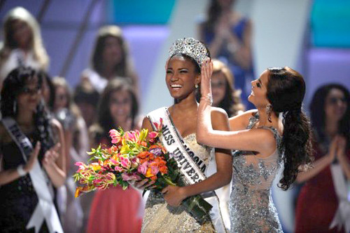 Leila Lopes đăng quang Miss Universe 2011.