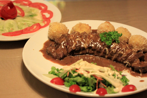 Món bò cuốn phô mai ăn kèm với bánh mỳ bơ tỏi và salad rau. Món bò cuốn phô mai ăn kèm với bánh mỳ bơ tỏi và salad rau.