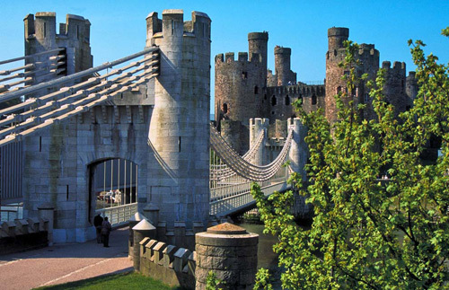Bốn lâu đài Beaumaris, Conwy, Caernarfon và Harlech quy tụ bên nhau, tạo thành một pháo đài kiên cố, bảo vệ cho ngoại vi London. Bốn lâu đài Beaumaris, Conwy, Caernarfon và Harlech quy tụ bên nhau, tạo thành một pháo đài kiên cố, bảo vệ cho ngoại vi London.