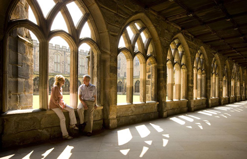 Nhà thờ Durham là công trình kiến trúc theo kiểu Norman lớn nhất ở Anh với những dãy hành lang, cắt nhau chằng chịt. Nhà thờ Durham là công trình kiến trúc theo kiểu Norman lớn nhất ở Anh với những dãy hành lang, cắt nhau chằng chịt.