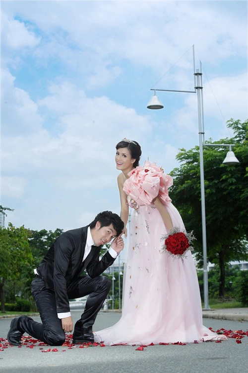 "Chú rể" và "cô dâu" hóa thân thành hoàng tử, công chúa với phong cách chụp ảnh xì tin... "Chú rể" và "cô dâu" hóa thân thành hoàng tử, công chúa với phong cách chụp ảnh xì tin...