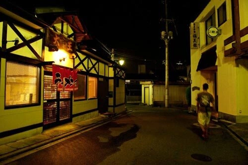 A locale in the Iwaki-Yumoto area where many workers from the Fukushima Daiichi nuclear reactors stay. At night, they go out for drinks in the area. On the southern edge of the exclusion zone, the area attracted tourists in the past because of its hot springs. A locale in the Iwaki-Yumoto area where many workers from the Fukushima Daiichi nuclear reactors stay. At night, they go out for drinks in the area. On the southern edge of the exclusion zone, the area attracted tourists in the past because of its hot springs.