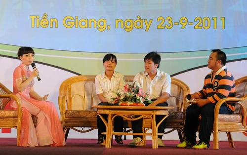 Nhiều câu chuyện "người thật, việc thật" của các sinh viên nghèo đã khiến "anh Hiều" của Bỗng dưng muốn khóc xúc động. Nhiều câu chuyện "người thật, việc thật" của các sinh viên nghèo đã khiến "anh Hiều" của Bỗng dưng muốn khóc xúc động.