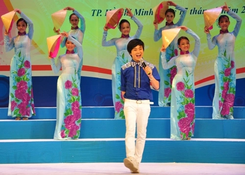 Ca sĩ Đông Quân cũng tham gia trong chương trình này. Ca sĩ Đông Quân cũng tham gia trong chương trình này.