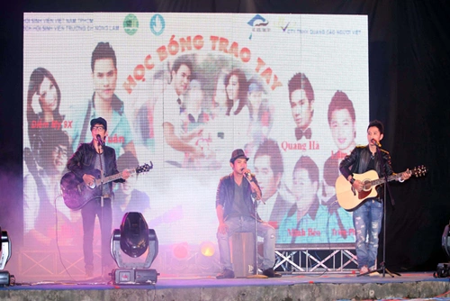 Nhóm It's time với phong cách bụi bặm, mộc mạc nhanh chóng chinh phục khán giả sinh viên/ Nhóm It's time với phong cách bụi bặm, mộc mạc nhanh chóng chinh phục khán giả sinh viên/