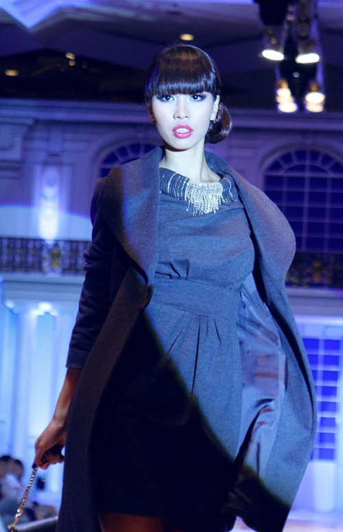 Chân dài Hà Anh đang tất bận chuẩn bị cho sản phẩm âm nhạc đầu tay, chính thức lấn sân ca hát. Tuy nhiên, tối qua, cô vẫn nhận lời đi diễn. Chân dài Hà Anh đang tất bận chuẩn bị cho sản phẩm âm nhạc đầu tay, chính thức lấn sân ca hát. Tuy nhiên, tối qua, cô vẫn nhận lời đi diễn.