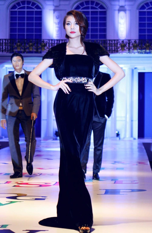 Thanh Hằng luôn giữ vị trí veddete trong nhiều show diễn thời trang lớn, và tối qua, cô cũng là một trong những gương mặt "đinh" của chương trình Thanh Hằng luôn giữ vị trí veddete trong nhiều show diễn thời trang lớn, và tối qua, cô cũng là một trong những gương mặt "đinh" của chương trình