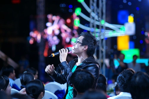 Hà Anh Tuấn biểu diễn lần lượt các ca khúc được yêu thích như "Buổi sáng ở Ciao cà phê", "12 giờ", Hà Anh Tuấn biểu diễn lần lượt các ca khúc được yêu thích như "Buổi sáng ở Ciao cà phê", "12 giờ",