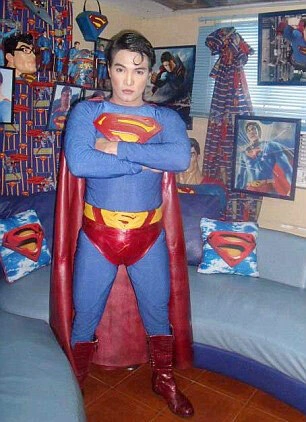 Siêu nhân là một nhân vật anh hùng trong một series truyện tranh cùng tên nổi tiếng ở Mỹ do hãng DC Comics phát hành. Ý tưởng đầu tiên, đó là một thanh niên có tên Kal El được sinh ra từ hành tinh Krypton cách xa Trái Đất. Siêu nhân được gởi đến trái đất bởi cha của anh - Jor El (một nhà khoa học) bằng một tên lửa trước khi hành tinh của họ bị hủy diệt. Đến trái đất, đứa trẻ được làm con của một cặp vợ chồng nông dân ở Kansas, họ đặt tên đứa trẻ là Clark Kent. Khi trưởng thành, Clark đến Metropolis, làm việc tại toà soạn Daily Planet nổi tiếng và sử dụng những khả năng đặc biệt có được khi ở trái đất để chiến đấu trừ gian diệt bạo. Siêu nhân là một nhân vật anh hùng trong một series truyện tranh cùng tên nổi tiếng ở Mỹ do hãng DC Comics phát hành. Ý tưởng đầu tiên, đó là một thanh niên có tên Kal El được sinh ra từ hành tinh Krypton cách xa Trái Đất. Siêu nhân được gởi đến trái đất bởi cha của anh - Jor El (một nhà khoa học) bằng một tên lửa trước khi hành tinh của họ bị hủy diệt. Đến trái đất, đứa trẻ được làm con của một cặp vợ chồng nông dân ở Kansas, họ đặt tên đứa trẻ là Clark Kent. Khi trưởng thành, Clark đến Metropolis, làm việc tại toà soạn Daily Planet nổi tiếng và sử dụng những khả năng đặc biệt có được khi ở trái đất để chiến đấu trừ gian diệt bạo.