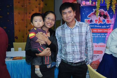 Trong khi bà xã đang vui đùa bên các em nhỏ thì Hồ Hoài Anh cũng được các phụ huynh hâm mộ vì những sáng tác của anh. Trong khi bà xã đang vui đùa bên các em nhỏ thì Hồ Hoài Anh cũng được các phụ huynh hâm mộ vì những sáng tác của anh.