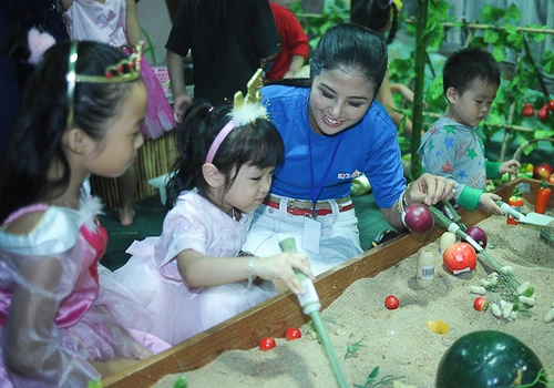 Cô còn cùng các bé tham gia nhiều trò chơi thú vị. Cô còn cùng các bé tham gia nhiều trò chơi thú vị.