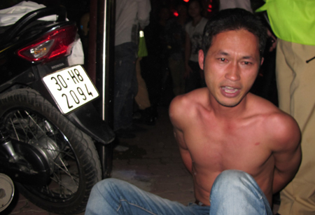 Nguyễn Văn Dũng bị khống chế trước khi cảnh sát dẫn về trụ sở.
