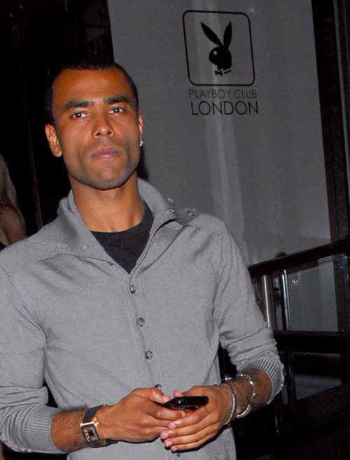 Ashley Cole bên ngoài hộp đêm Playboy. Ảnh: The Sun. Ashley Cole bên ngoài hộp đêm Playboy. Ảnh: The Sun.