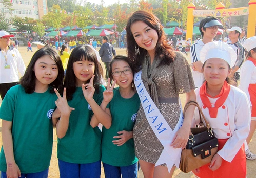 Các thí sinh tham dự diễu hành của các em trường tiểu học, các em bé rất thích các cô và luôn tíu tít hỏi chuyện và chụp hình. Các thí sinh tham dự diễu hành của các em trường tiểu học, các em bé rất thích các cô và luôn tíu tít hỏi chuyện và chụp hình.