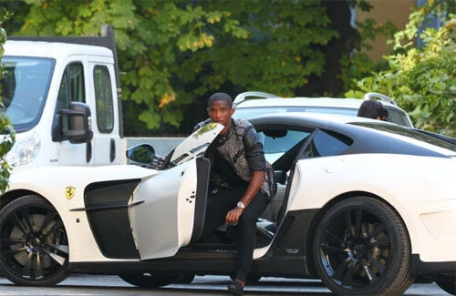 Eto'o bước ra từ chiếc Ferrari màu trắng mới cáu cạnh. Eto'o bước ra từ chiếc Ferrari màu trắng mới cáu cạnh.