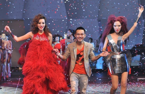 Lê Thanh Hòa dẫn người mẫu Trang Nhung và Kim Khanh ra mắt khán giả. Lê Thanh Hòa dẫn người mẫu Trang Nhung và Kim Khanh ra mắt khán giả.