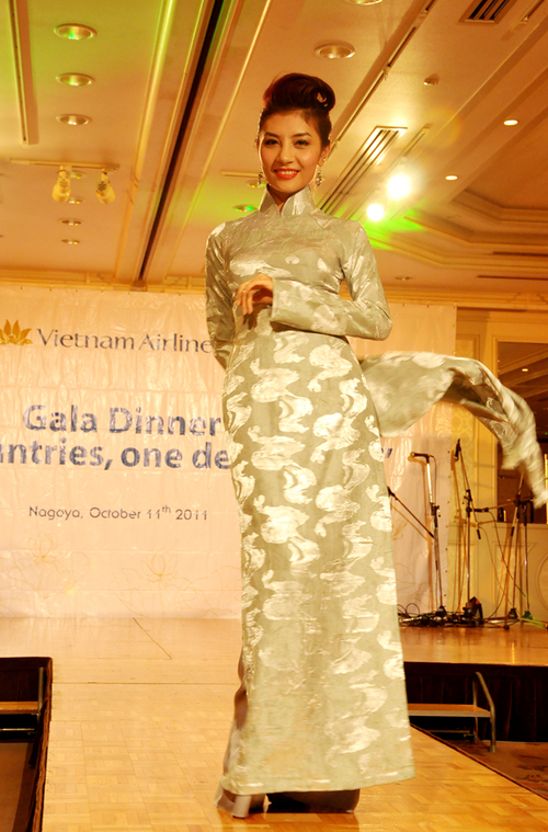 Phan Hương Giang khoe sắc trong một thiết kế áo dài sử dụng chất liệu gấm sang trọng của nhà thiết kế Hoàng Hải. Phan Hương Giang khoe sắc trong một thiết kế áo dài sử dụng chất liệu gấm sang trọng của nhà thiết kế Hoàng Hải.