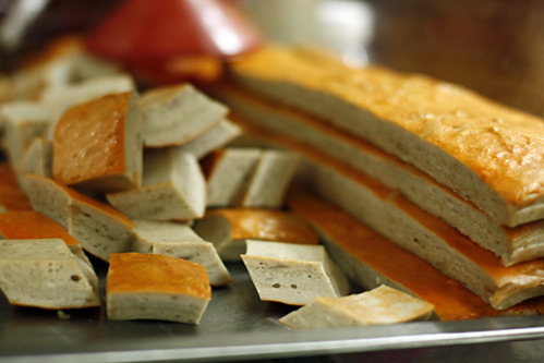 Chả quế, đồ ăn kèm quen thuộc của bánh cuốn.
