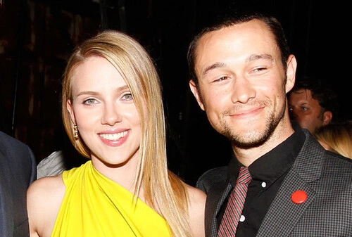 Một nhân chứng khẳng định đã thấy Scarlett hôn say đắm tài tử Joseph Gordon-Levitt. Một nhân chứng khẳng định đã thấy Scarlett hôn say đắm tài tử Joseph Gordon-Levitt.
