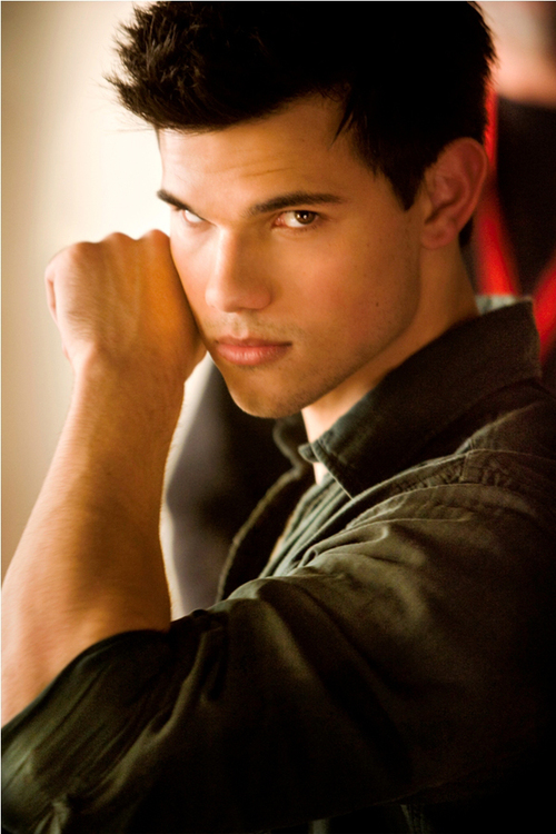 Taylor Lautner trong tạo hình Người sói. Taylor Lautner trong tạo hình Người sói.