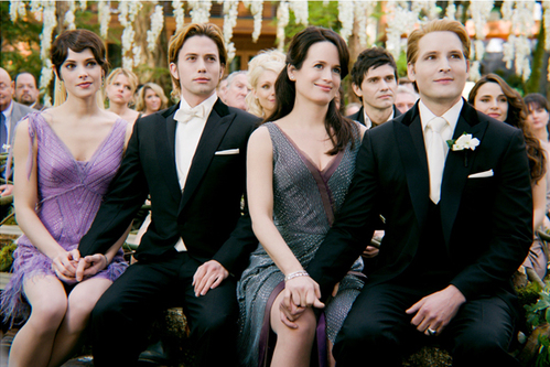 Đám cưới của Bella và Edward có sự tham dự của toàn bộ gia đình ma cà rồng Cullen. Đám cưới của Bella và Edward có sự tham dự của toàn bộ gia đình ma cà rồng Cullen.