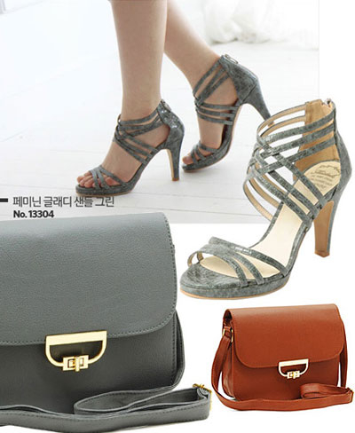 Giày cao gót dây đan chéo đi cùng túi xách cùng màu, tông trầm nhẹ nhàng cho mùa đông.