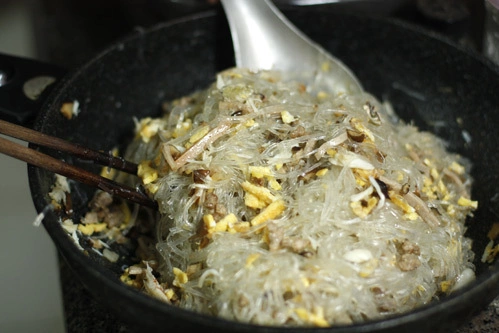 Bạn nên trộn kỹ để gia vị ngấm vào miến.