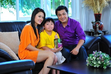 Tài tử điện ảnh Lý Hùng và Người mẫu người Việt tại Mỹ Nguyễn Ngân Khanh - đại sứ của sản phẩm Hair Effect.