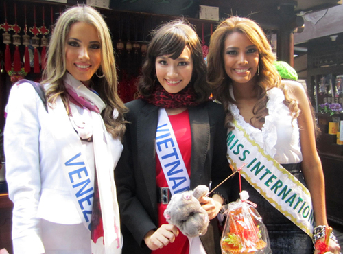Trúc Diễm khoe sắc bên ứng viên Venezuela và đương kim hoa hậu năm 2010. Trúc Diễm khoe sắc bên ứng viên Venezuela và đương kim hoa hậu năm 2010.