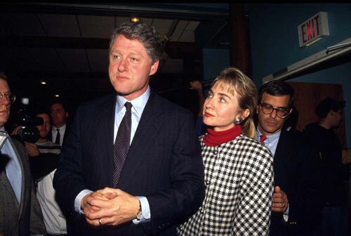 Thời ông Clinton còn hoạt động trên chính trường, phu nhân Hillary thường xuất hiện cạnh chồng mỗi khi Thời ông Clinton còn hoạt động trên chính trường, phu nhân Hillary thường xuất hiện cạnh chồng mỗi khi
