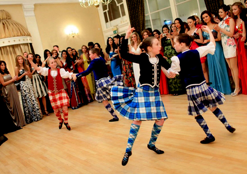 Trẻ em Scotland trong trang phục váy kẻ truyền thống, biểu diễn văn nghệ cho các người đẹp Hoa hậu Thế giới xem. Trẻ em Scotland trong trang phục váy kẻ truyền thống, biểu diễn văn nghệ cho các người đẹp Hoa hậu Thế giới xem.