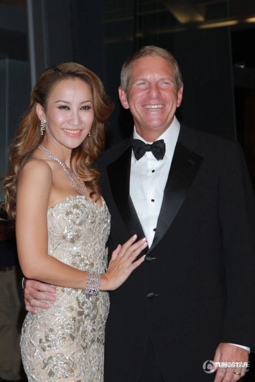 Diện chiếc váy cưới sang trọng và gợi cảm của Vera Wang, cô dâu Coco Lee ngập tràn hạnh phúc bên chú rể Bruce. Diện chiếc váy cưới sang trọng và gợi cảm của Vera Wang, cô dâu Coco Lee ngập tràn hạnh phúc bên chú rể Bruce.