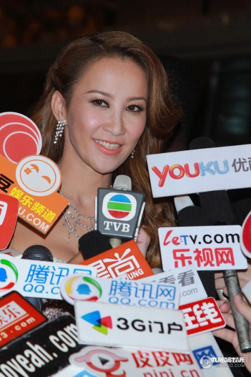 Trong vòng vây của các ký giả, người đẹp không giấu giếm niềm hạnh phúc. Khi được hỏi về chuyện cải đạo sang đạo Do Thái của chồng, cô từ chối trả lời. Trong vòng vây của các ký giả, người đẹp không giấu giếm niềm hạnh phúc. Khi được hỏi về chuyện cải đạo sang đạo Do Thái của chồng, cô từ chối trả lời.