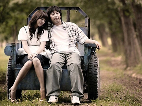 Hết lên xe xuống ngựa trong Hoàng cung, cô nàng Yoon Eun Hye chuyển sang di chuyển bằng máy cày