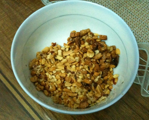 Lạc rang và tỏi chiên.