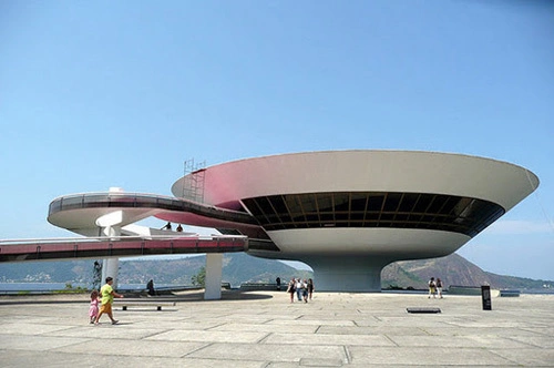 Bảo tàng nghệ thuật đương đại được xây ở Niteroi, Brazil. Bảo tàng nghệ thuật đương đại được xây ở Niteroi, Brazil.
