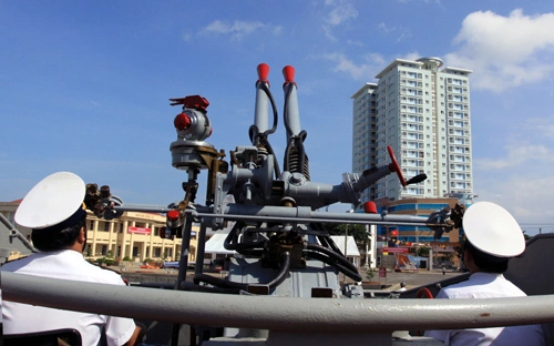 Mỗi khẩu đội pháo 37 mm có 2 chiến sỹ Hải quân điểu khiển Mỗi khẩu đội pháo 37 mm có 2 chiến sỹ Hải quân điểu khiển