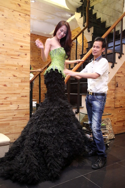Nhà thiết kế Hoàng Hải chăm chút kỹ lưỡng cho những bộ trang phục dự thi của Thái Hà. Nhà thiết kế Hoàng Hải chăm chút kỹ lưỡng cho những bộ trang phục dự thi của Thái Hà.