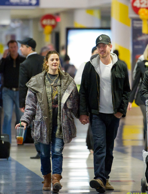 Drew Barrymore và người tình Will Kopelman nắm chặt tay nhau, trò chuyện khi bước vào sảnh sân bay. Drew Barrymore và người tình Will Kopelman nắm chặt tay nhau, trò chuyện khi bước vào sảnh sân bay.