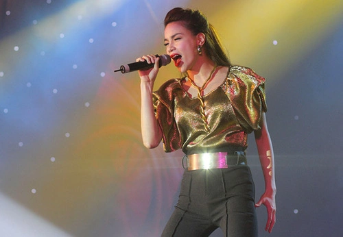 Cô giới thiệu đến khán giả đất Cảng các nhạc phẩm mới nhất trong album vừa mới phát hành. Cô giới thiệu đến khán giả đất Cảng các nhạc phẩm mới nhất trong album vừa mới phát hành.