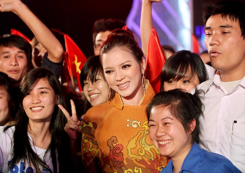 Thời gian qua, vì bận rộn với việc vận động bình chọn cho vịnh Hạ Long mà Lý Nhã Kỳ liên tục bị mệt mỏi. Thời gian qua, vì bận rộn với việc vận động bình chọn cho vịnh Hạ Long mà Lý Nhã Kỳ liên tục bị mệt mỏi.
