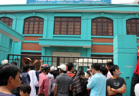 Ngay sau khi phát hiện án mạng, hàng trăm người dân kéo về Phòng giao dịch của Ngân hàng Agribank để theo dõi. Ảnh: Song Anh.