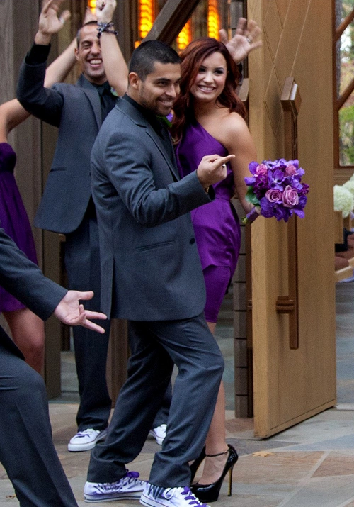 Wilmer Valderrama và Demi Lovato quấn quýt bên nhau trong đám cưới của cô bạn thân. Wilmer Valderrama và Demi Lovato quấn quýt bên nhau trong đám cưới của cô bạn thân.