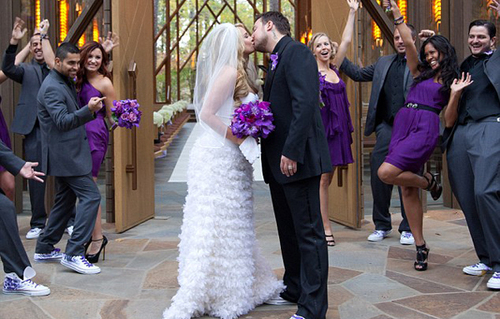 Tiffany Thornton và Christopher Carney trao nhau nụ hôn trong tiếng hò reo của các phù dâu, phù rể. Tiffany Thornton và Christopher Carney trao nhau nụ hôn trong tiếng hò reo của các phù dâu, phù rể.