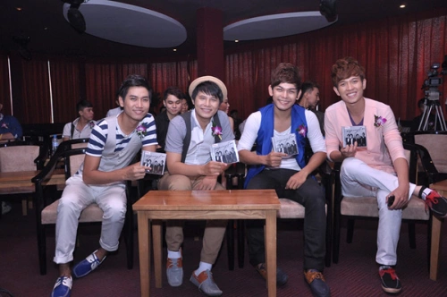 4 chàng trai của V.Music. 4 chàng trai của V.Music.